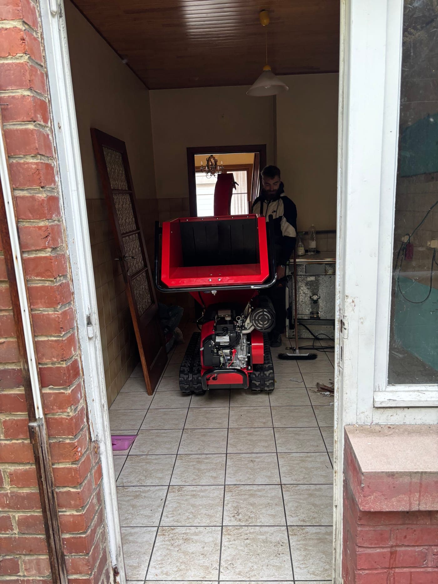 Le broyeur compact franchit un passage étroit grâce à son châssis sur chenilles
